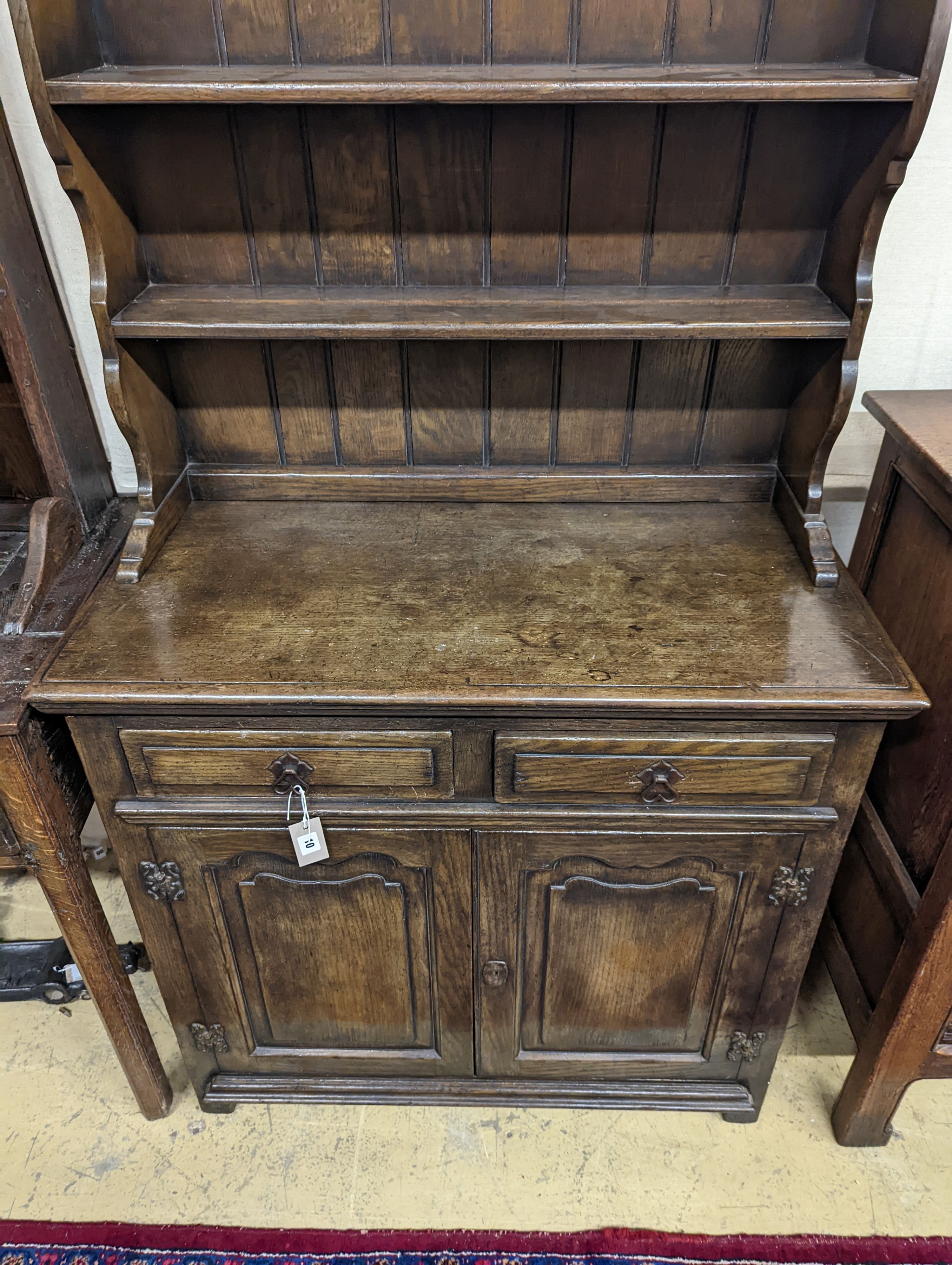 An oak dresser and a rack. W-92cm, D-46cm, H-188cm.